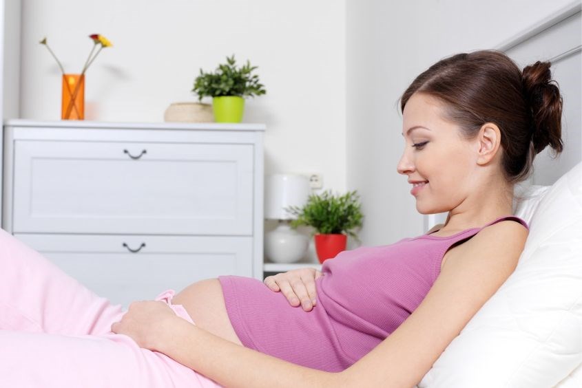 Bầu nằm nghiêng phải được không