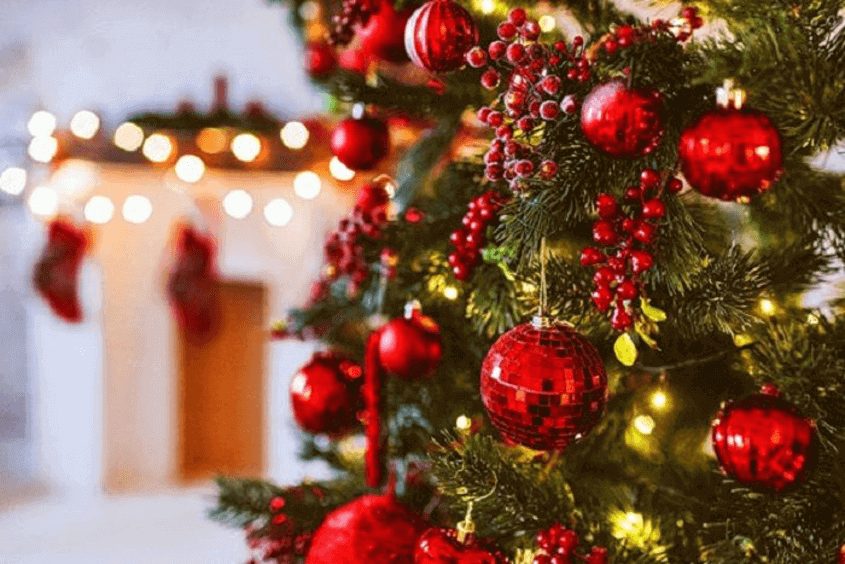 Trang trí cây thông noel theo phong cách tối giản với quả châu