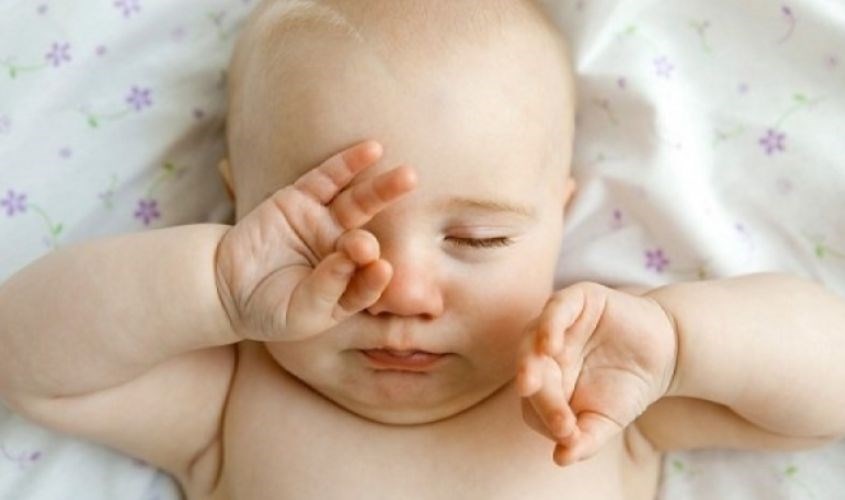 Khi trẻ sơ sinh bị đau mắt đỏ cần cho bé tới bệnh viện