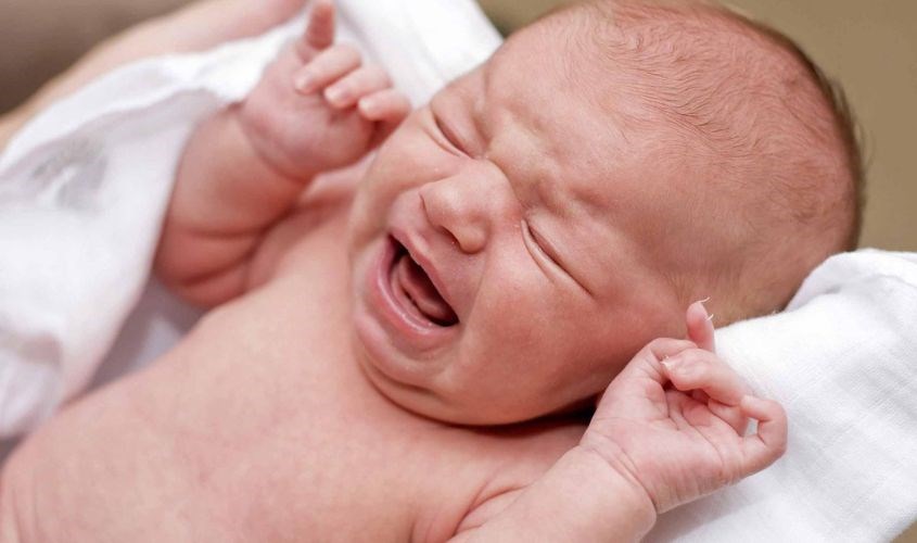 Bố mẹ có thể biết trẻ sơ sinh bị đau mắt đỏ qua một số dấu hiệu như mắt sưng đỏ, trẻ quấy khóc,..