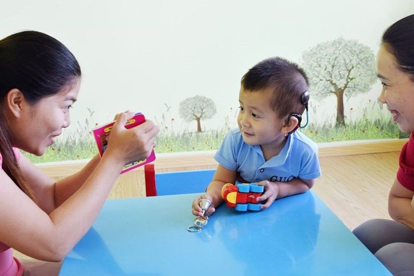 Dùng ngôn ngữ trị liệu với những bé 3 tuổi chậm nói