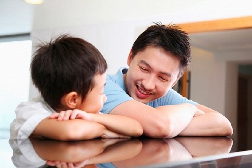 Nên nói chuyện với con để kích thích khả năng giao tiếp với những bé 3 tuổi chậm nói