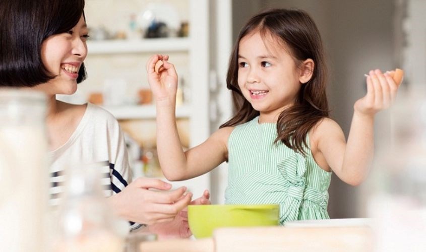 Để phát triển EQ cho trẻ bố mẹ cần đồng hành kèm cặp cảm xúc cho con