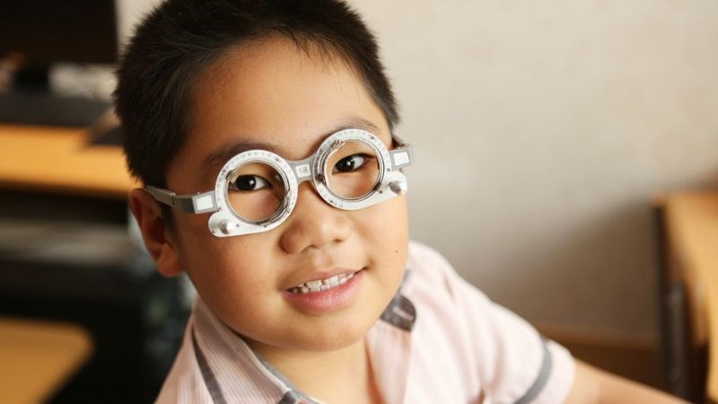 Đeo kính chỉnh thị giúp khắc phục các tật về mắt như: viễn thị, cận thị