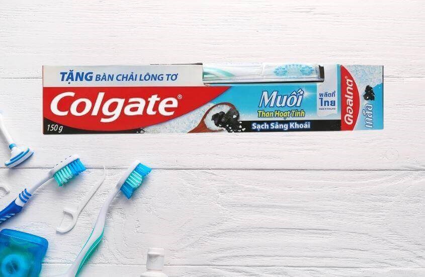 Combo kem đánh răng và bàn chải Colgate Muối Than hoạt tính sạch sảng khoái 150g