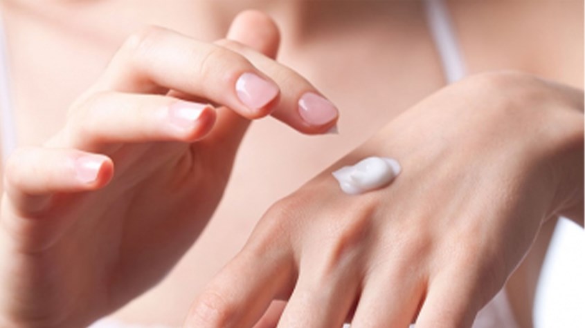 Sự khác nhau giữa kem chống nắng dạng bôi và xịt