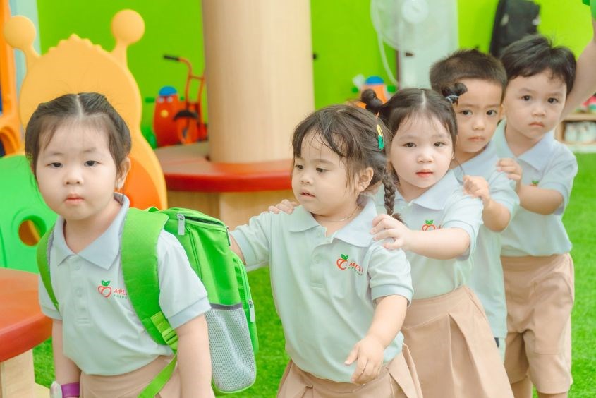 Có nên cho trẻ đi học sớm không