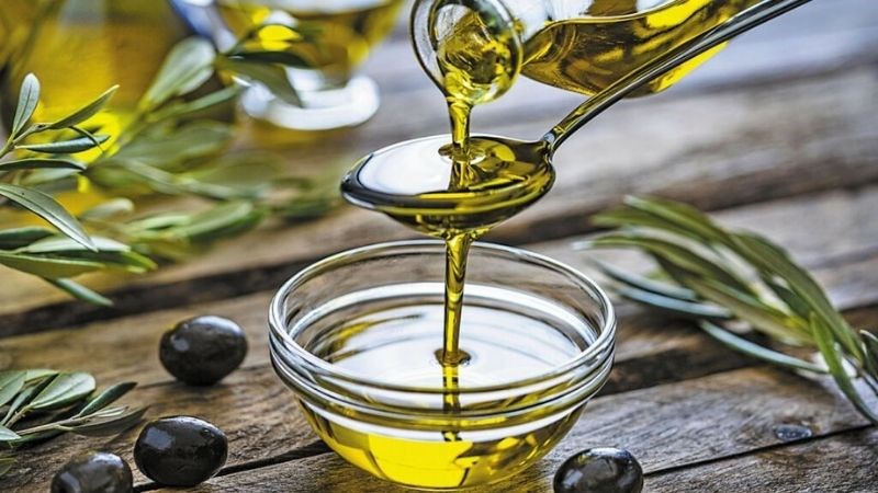 Người bệnh nên sử dụng dầu ô-liu thay thế cho các loại dầu và chất béo khác