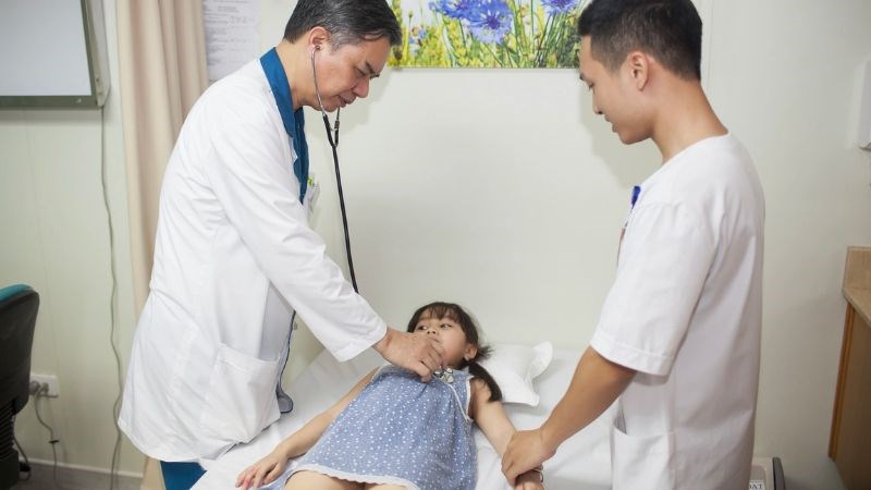 Đưa bệnh nhân tiêu chảy đến gặp bác sĩ ngay nếu có dấu hiệu sốt cao Đưa bệnh nhân tiêu chảy đến gặp bác sĩ ngay nếu có dấu hiệu sốt cao