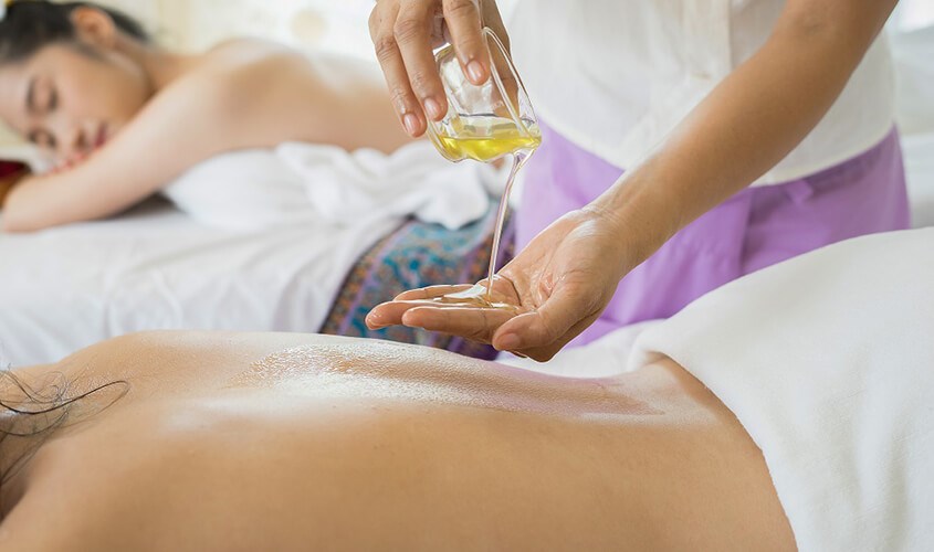 Pha chế dầu massage từ tinh dầu sả vừa đuổi muỗi hiệu quả vừa giúp thư giãn cơ thể