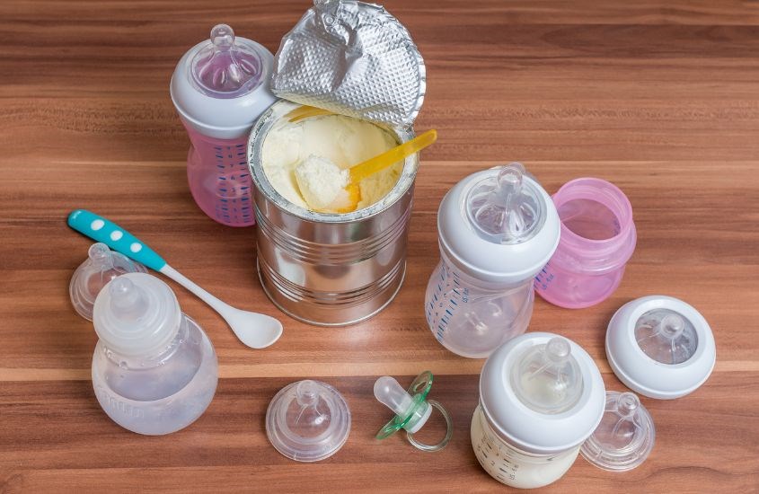 Bình sữa có dấu hiệu xước mòn có những chất gây hại cho bé Các bình nhựa bị biến dạng cũng có khả năng tồn tại các mảnh vụn, gây nguy hiểm