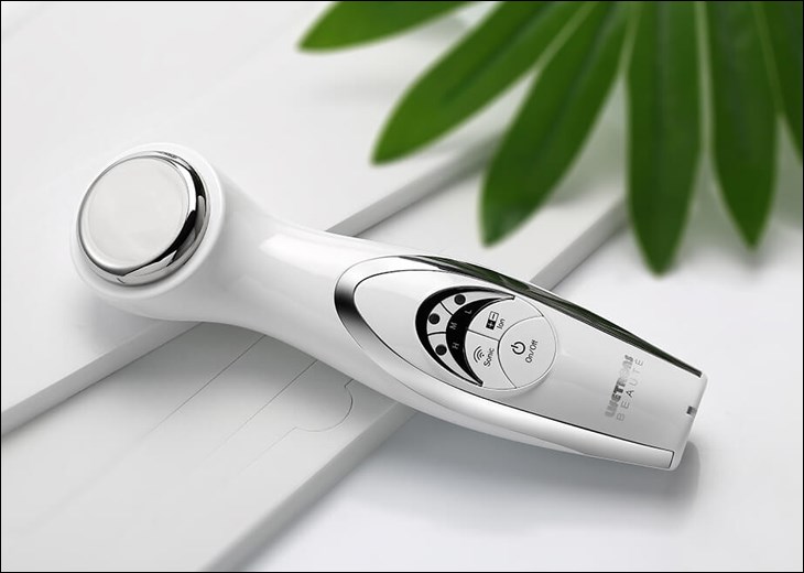 Máy massage mặt chuyên sâu 3 trong 1 Lifetrons UI - 100 được lấy màu trắng làm gam màu chủ đạo vô cùng sang trọng và tinh tế