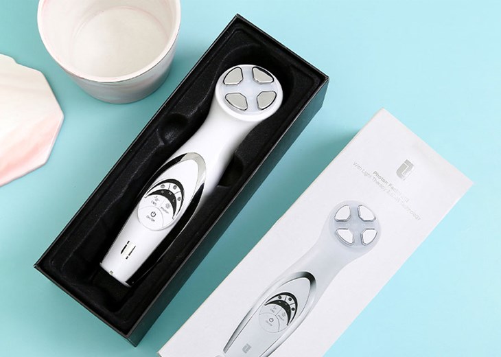 Máy massage mặt phục hồi da Lifetrons EP-100 được tích hợp công nghệ EMS có tác dụng nâng cơ, trẻ hóa làn da