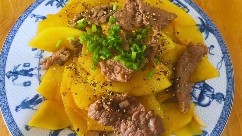 Đu đủ xào ngon đậm vị, ăn với cơm rất ngon