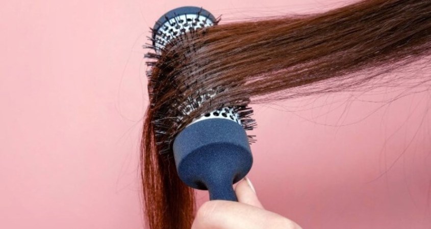 Quấn một phần tóc nhỏ bằng lược tròn