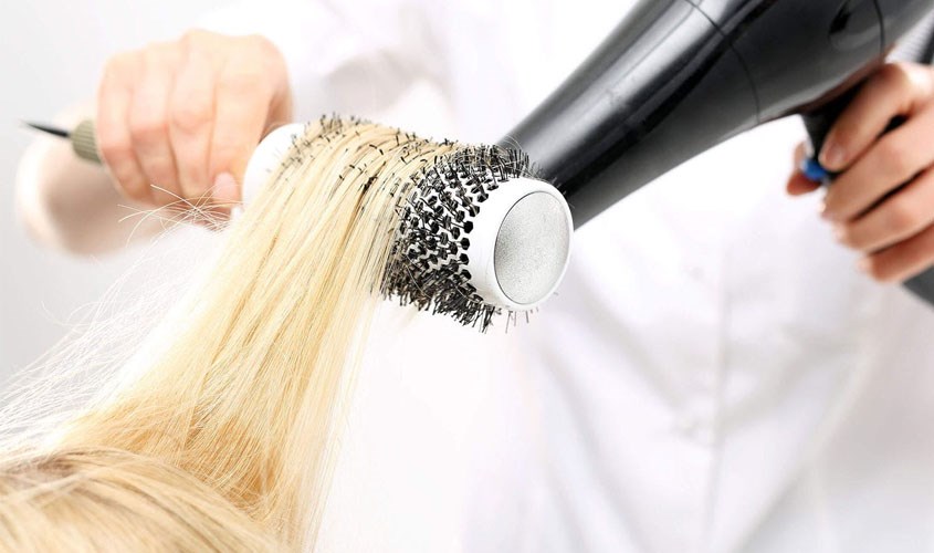 Cách làm tóc thẳng bằng máy sấy đơn giản tại nhà