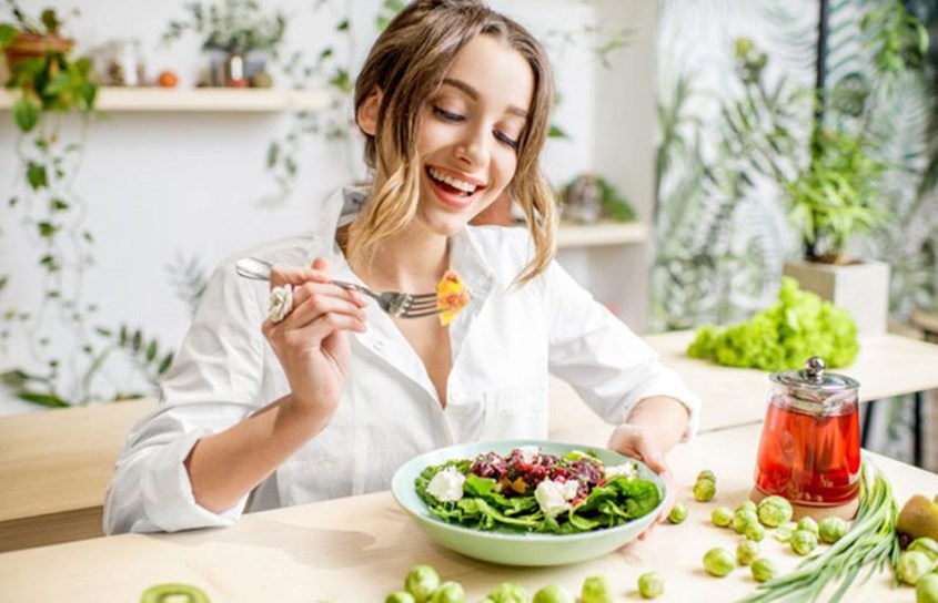 Bên cạnh việc sử dụng yến chưng saffron đường phèn, bạn cũng nên duy trì thói quen ăn uống khoa học, lành mạnh