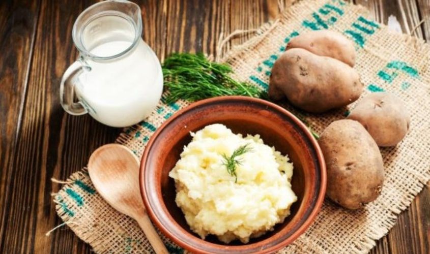 Kết hợp sữa tươi cùng khoai tây nấu chín đã được nghiền nát