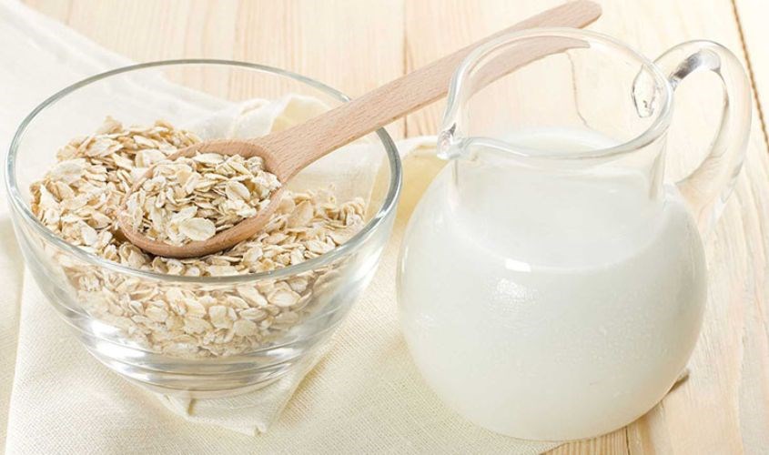 Dùng yến mạch và sữa tươi trộn đều để đắp da mặt