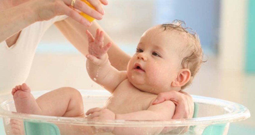 Cho vài giọt dầu tràm vào nước tắm giúp hạn chế muỗi đốt Cho vài giọt dầu tràm vào nước tắm giúp hạn chế muỗi đốt