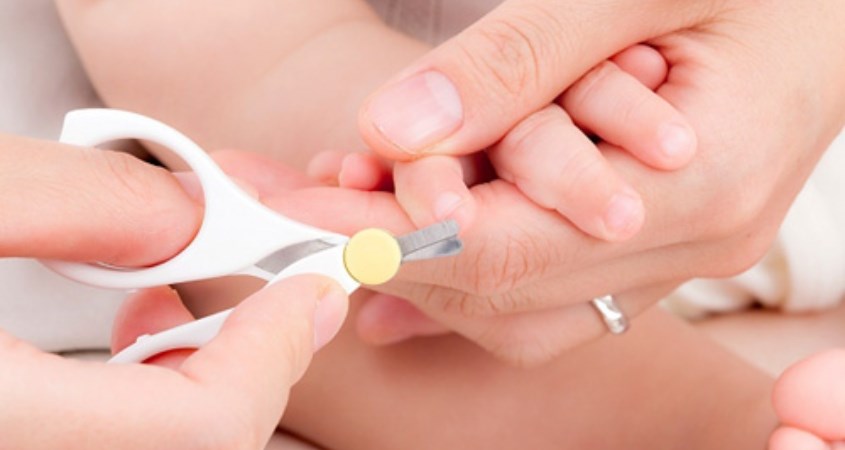Cắt móng tay cho trẻ để tránh làm trầy xước Cắt móng tay cho trẻ để tránh làm trầy xước