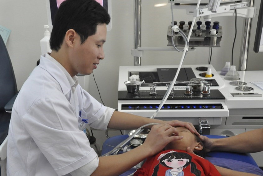 Bác sĩ lấy dị vật trong mũi cho trẻ
