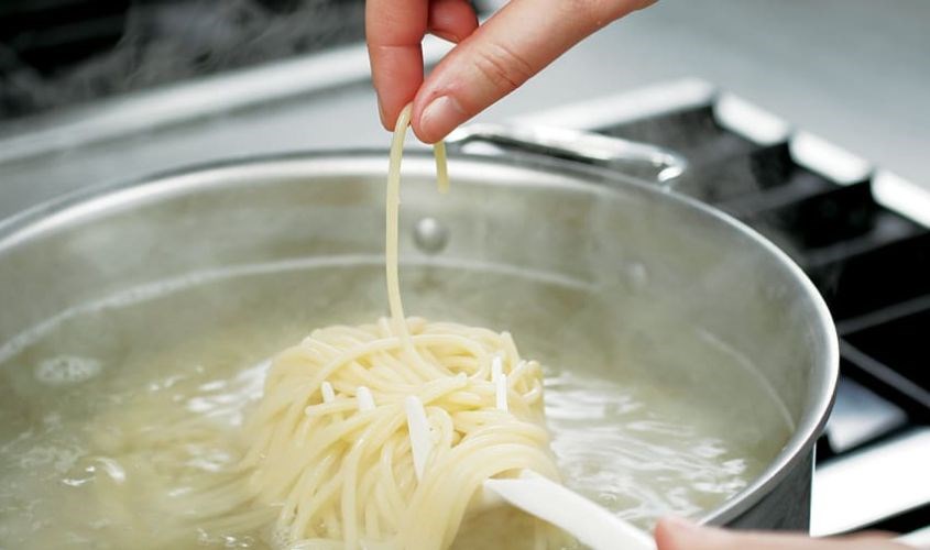 Mẹ nên lưu ý khi luộc mì cho bé