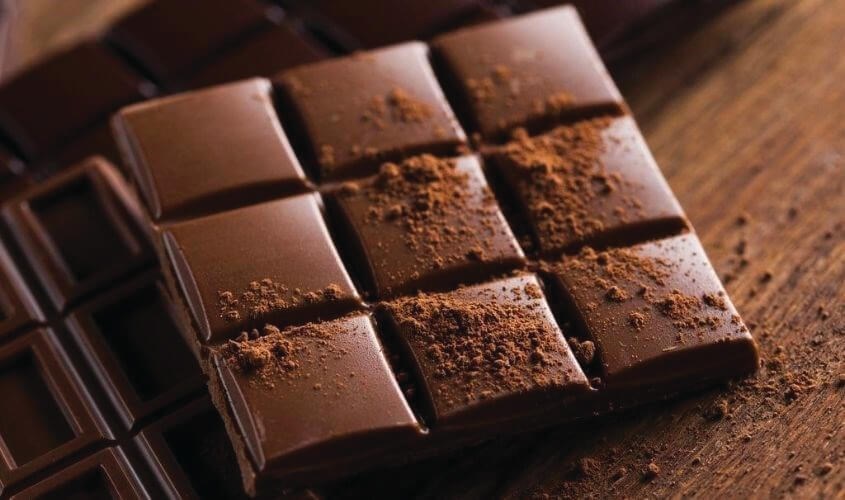 Nhận biết socola bị hỏng bằng cách nếm thử mùi vị sản phẩm