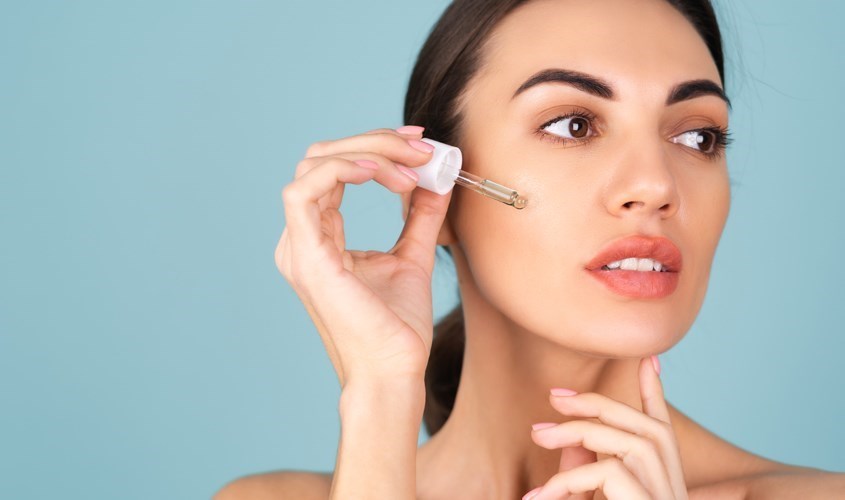 Thoa serum cho da dầu mụn