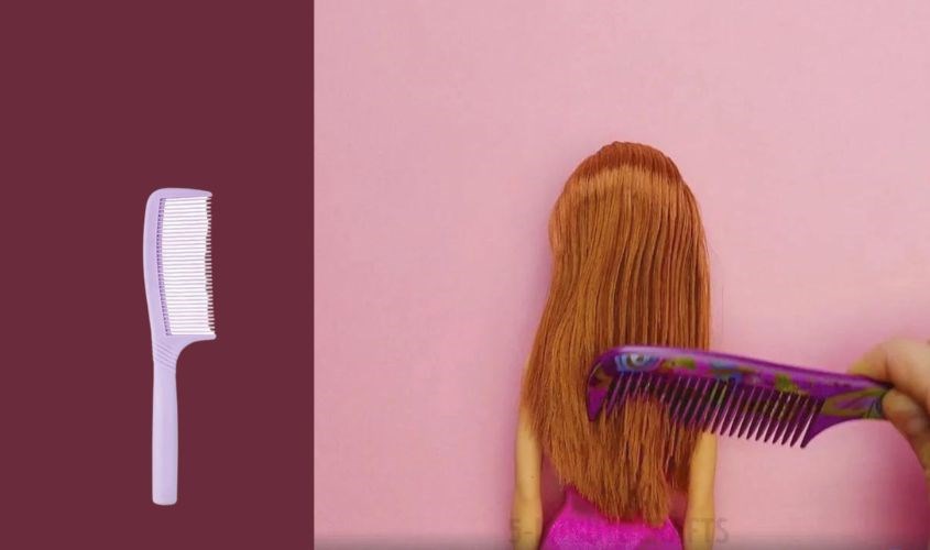 Khi tóc vẫn còn nước xả vải, dùng lược răng thưa chải tóc thật chậm để gỡ rối