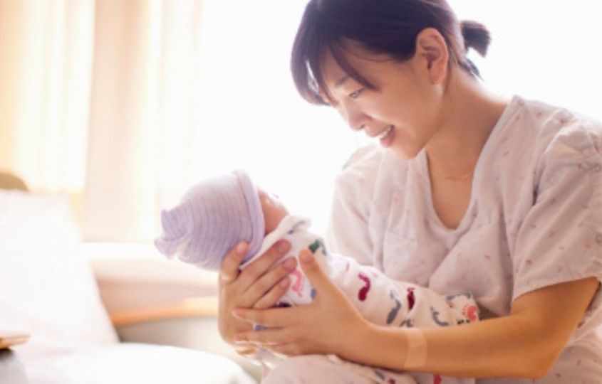 Sau sinh uống tinh nghệ bột với sữa đặc được không?