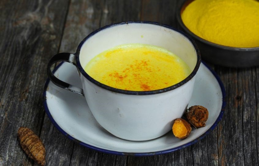 Uống tinh bột nghệ với sữa đặc có nóng không?