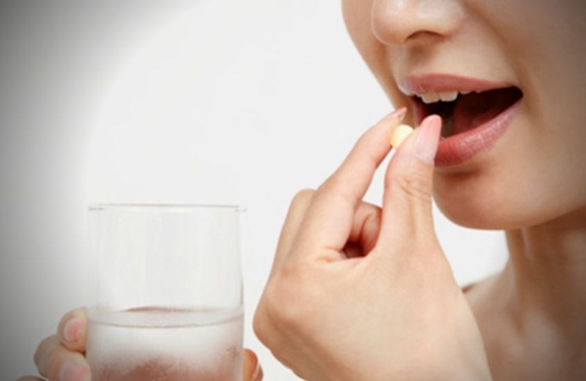 Bạn có thể chia lượng dầu cá thành nhiều bữa khác nhau trong ngày.