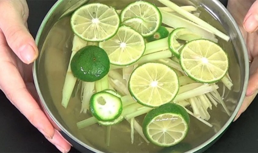 Sử dụng dung dịch chanh sả khử mùi gối cao su non