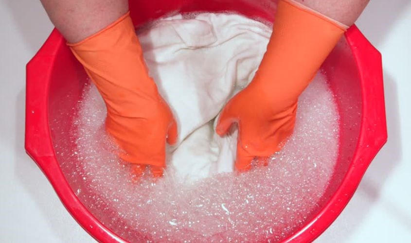 Không dùng thuốc tẩy để giặt quần áo cho bé