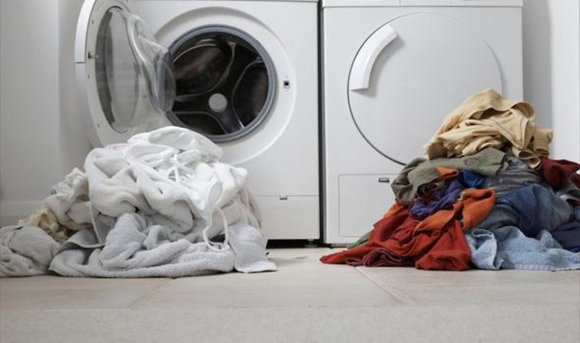 Phân loại quần áo trước khi giặt