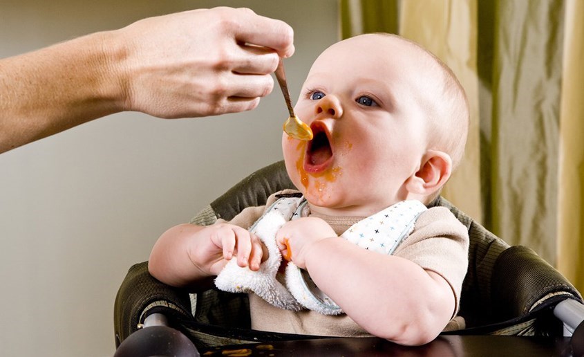 Các vết bẩn thô dính trên quần áo bé cần được làm sạch với nước