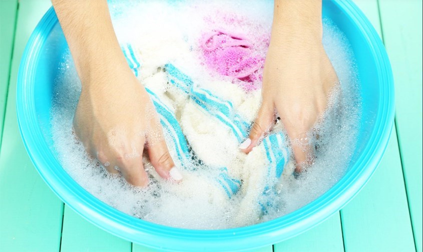 Mẹ cần giặt và xả quần áo bé