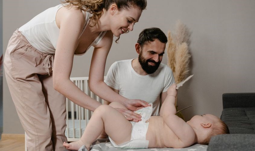 Thay tã cho bé thường xuyên