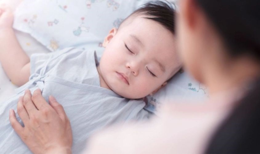 Không cuống và đừng tác động khi bé cựa quậy một chút