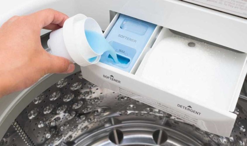Đổ nước giặt vào máy giặt cửa trên Đổ nước giặt vào máy giặt cửa trên
