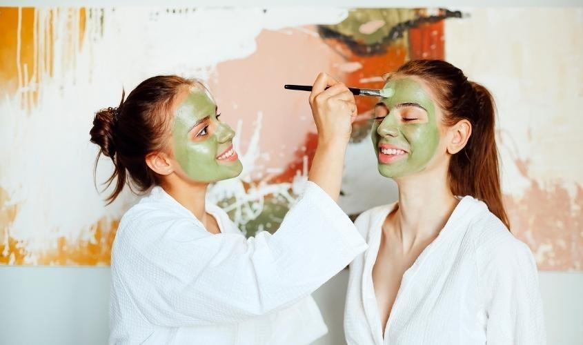 Dưỡng da với mặt nạ từ 3 - 4 lần mỗi tuần Dưỡng da với mặt nạ từ 3 - 4 lần mỗi tuần