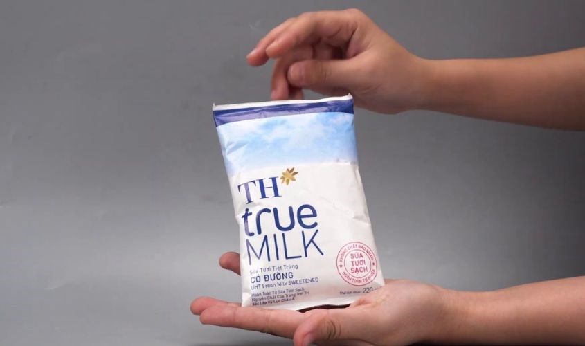 Thùng 48 bịch sữa tươi tiệt trùng TH true MILK có đường 220 ml (từ 1 tuổi)