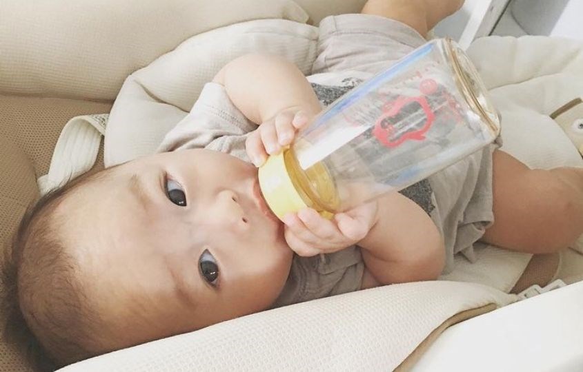 Có nên cho trẻ bú bình không có sữa?