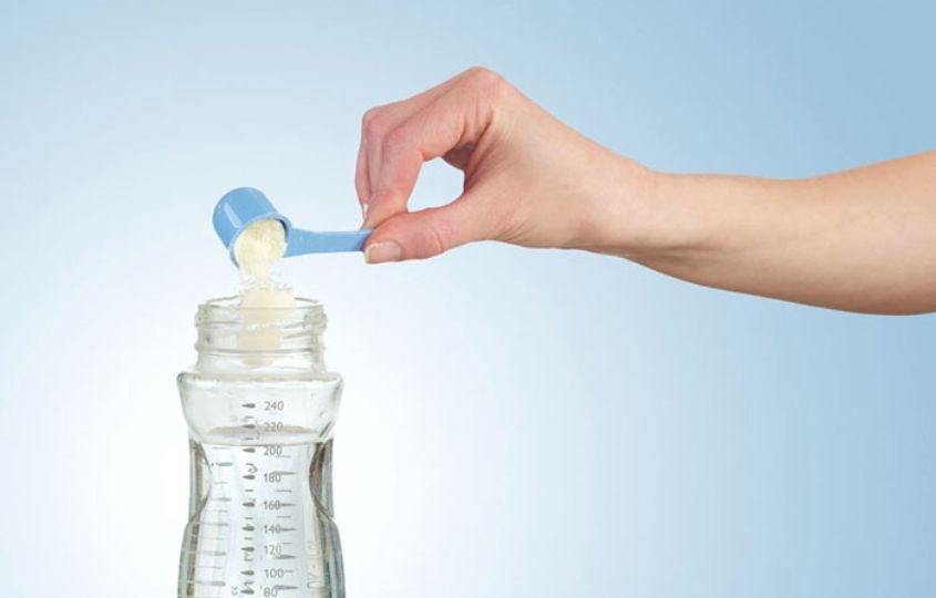 Kiểm tra nhiệt độ sữa và dụng cụ pha sữa