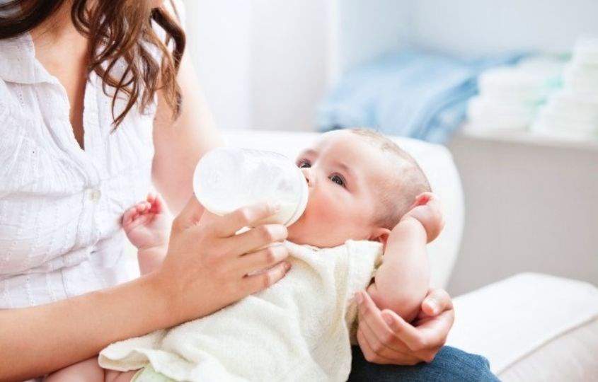 Hạn chế di chuyển khi cho bú