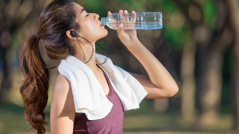 Uống đủ lượng nước cần thiết mỗi ngày sẽ giúp bạn có làn da căng bóng và kích thích quá trình giải phân mỡ được tốt hơn
