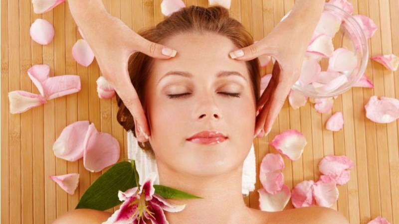 Với cách tác động tương tự như tập cơ mặt thì việc massage cũng giúp bạn giảm mỡ mặt hiệu quả không kém