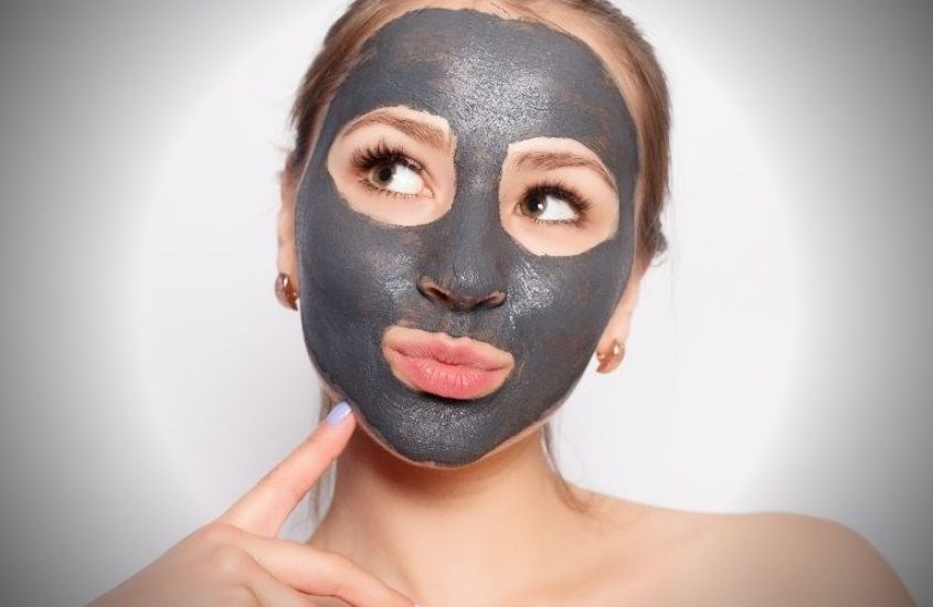 Gel lột mụn là một hỗn hợp kết dính chắc chắn khi thoa lên da.