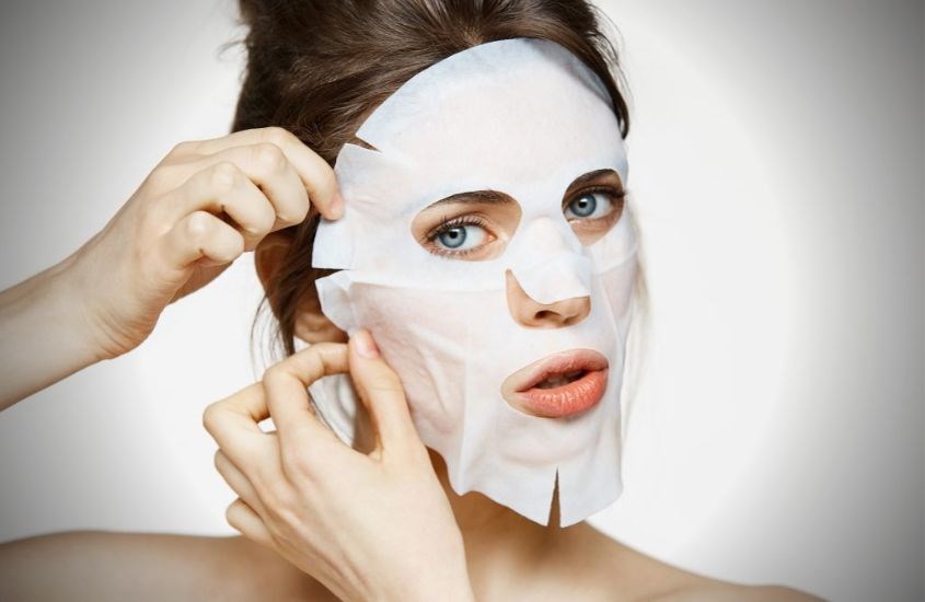 Lột bỏ lớp nilon và dán miếng gel lên vùng da cần lột mụn.